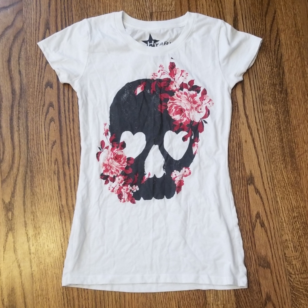 White tee with heart skull